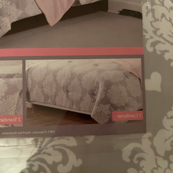 NICOLE MILLER
Printed Comforter Set
Queen size 6 piece - Picture 8 of 8